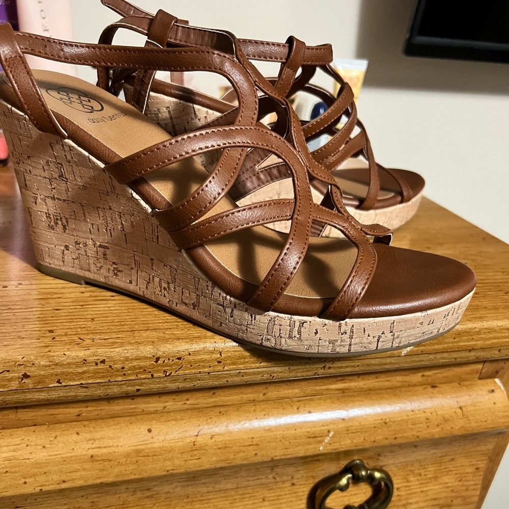 Like new Wedges.